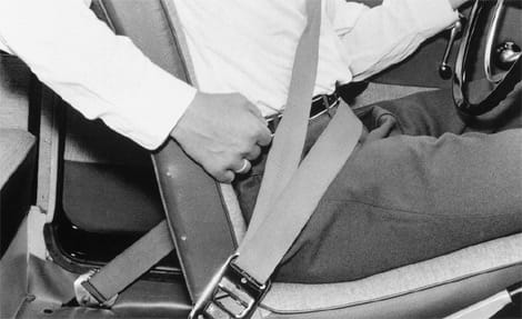 Historia del cinturon de seguridad. Cintruón de tres puntos